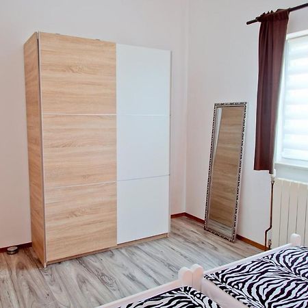 Apartmans Dina And Hana Radeki Polje 50 Apartamento Loborika Exterior foto