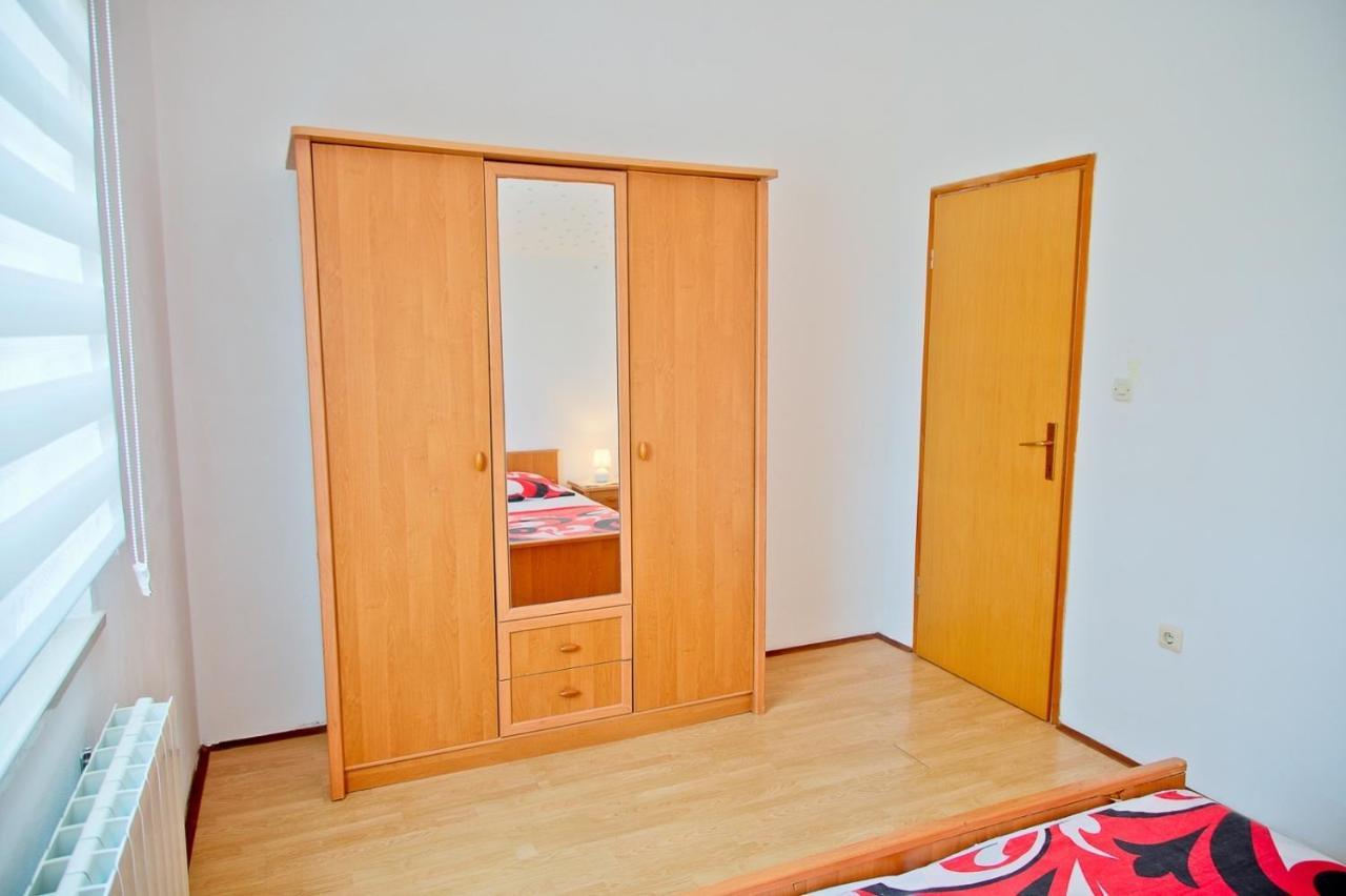 Apartmans Dina And Hana Radeki Polje 50 Apartamento Loborika Exterior foto