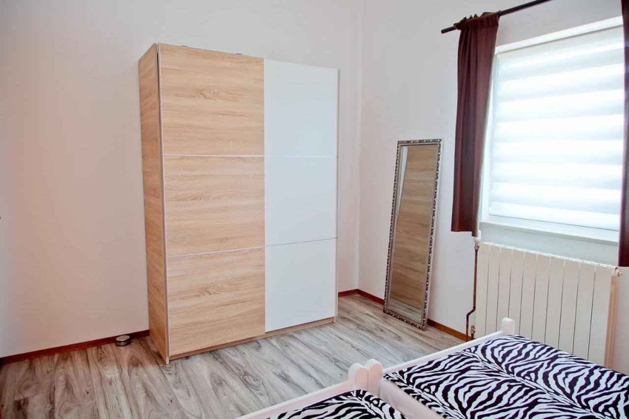 Apartmans Dina And Hana Radeki Polje 50 Apartamento Loborika Exterior foto